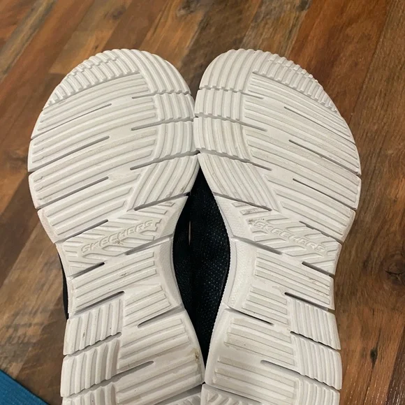 Skechers memory foam Black and neon slip on sneakers
Size 7 - Picture 3 of 4